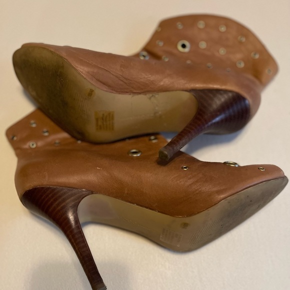 BCBGeneration bootie Camel tan with gold circles ankle booties Sz 10 - Picture 6 of 6